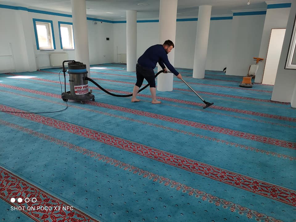 7 Köy camisinin halıları da yıkandı