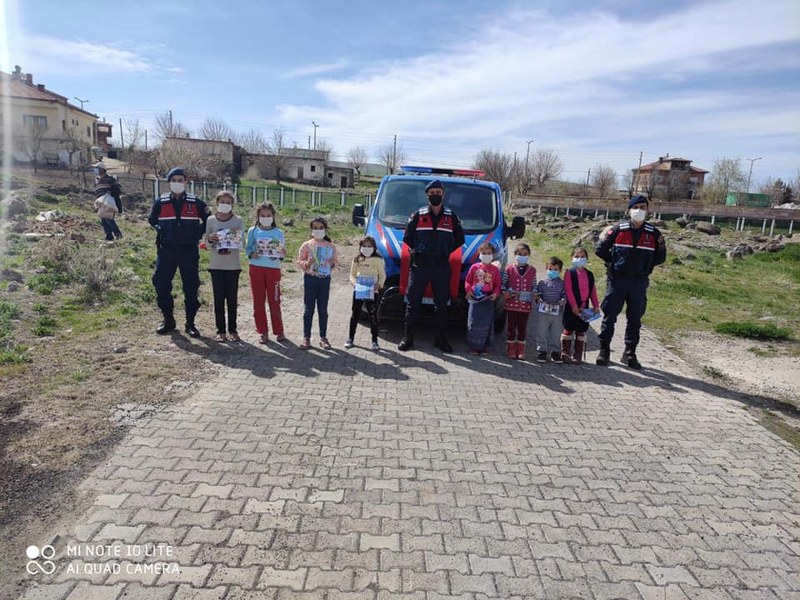Jandarmadan küçüklere 23 Nisan hediyesi