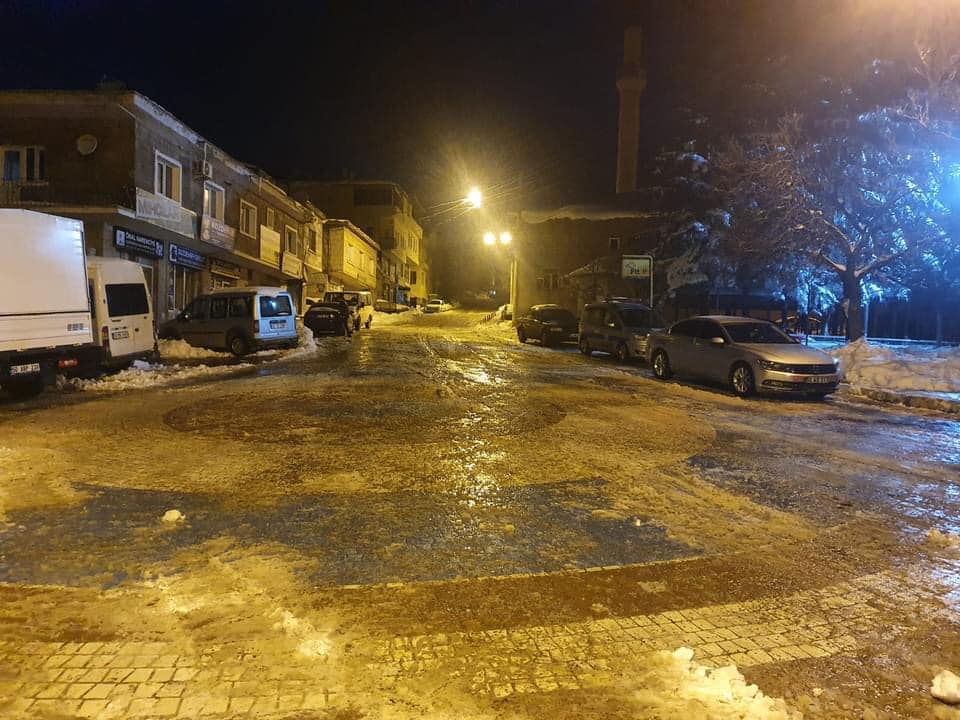 Kavak’ta karla mücadele aralıksız sürüyor