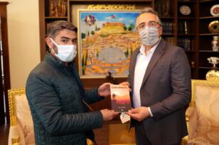 GAZETECİ ALKAN İLK KİTABINI BAŞKAN SAVRAN’A HEDİYE ETTİ