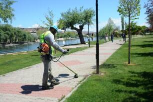 BELEDİYE EKİPLERİ ÇİM BİÇME ÇALIŞMALARINA DEVAM EDİYOR