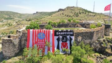 NEVŞEHİR KALESİ’NE DEV BEŞİKTAŞ VE NEVŞEHİR BELEDİYESPOR BAYRAĞI