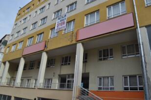 O bina da ortada kaldı