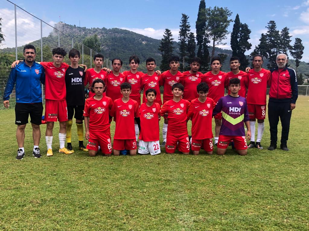 NEVŞEHİR BELEDİYESPOR U15 TAKIMI ANTALYA’DAN 3’LÜK KUPASI İLE DÖNÜYOR