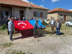 CHP’den 4 köy muhtarlığına daha Türk bayrağı hediyesi
