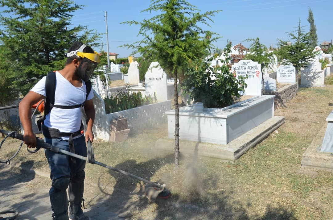Gülşehir mezarlığında bayram hazırlığı tamam