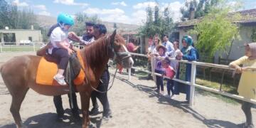 Özel eğitim öğrencilerine at çiftliği gezisi düzenlendi