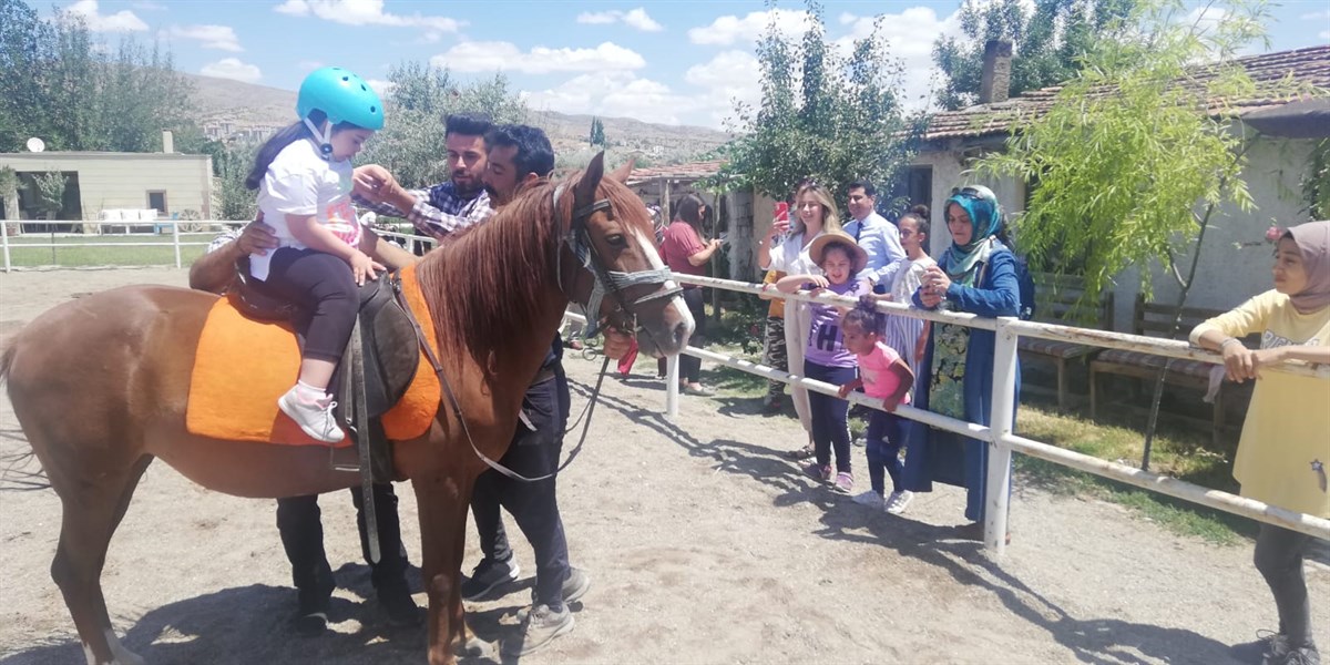 Özel eğitim öğrencilerine at çiftliği gezisi düzenlendi