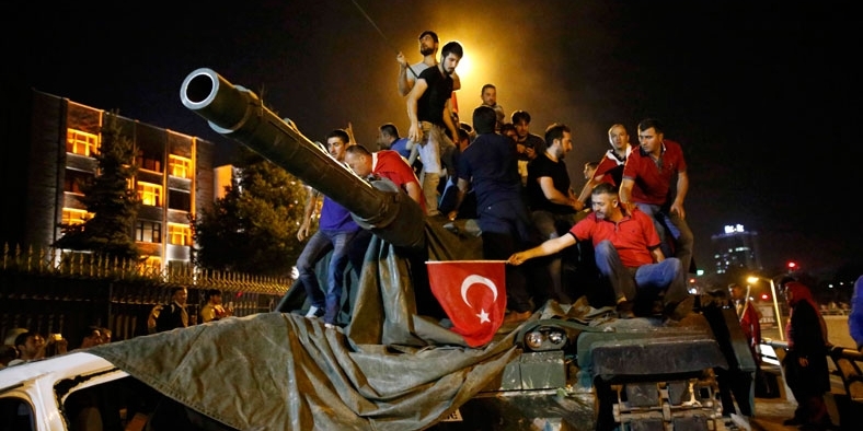 15 Temmuz’da Türkiye Cumhuriyeti’ne kast edenlerin hain planına canını siper ederek karşı koyan şehitlerimizin rahmetle ve dualarla anıyoruz