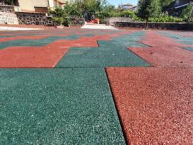 Gülşehir Belediyesi parklarını kauçuk zemin ile kaplıyor