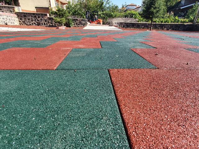 Gülşehir Belediyesi parklarını kauçuk zemin ile kaplıyor