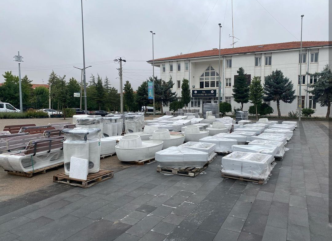 Hacıbektaş’a İBB’den 6 Tır Kent Mobilyası!