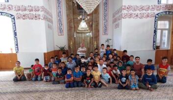 TÜGVA’dan kuran kursu öğrencilerine ikram