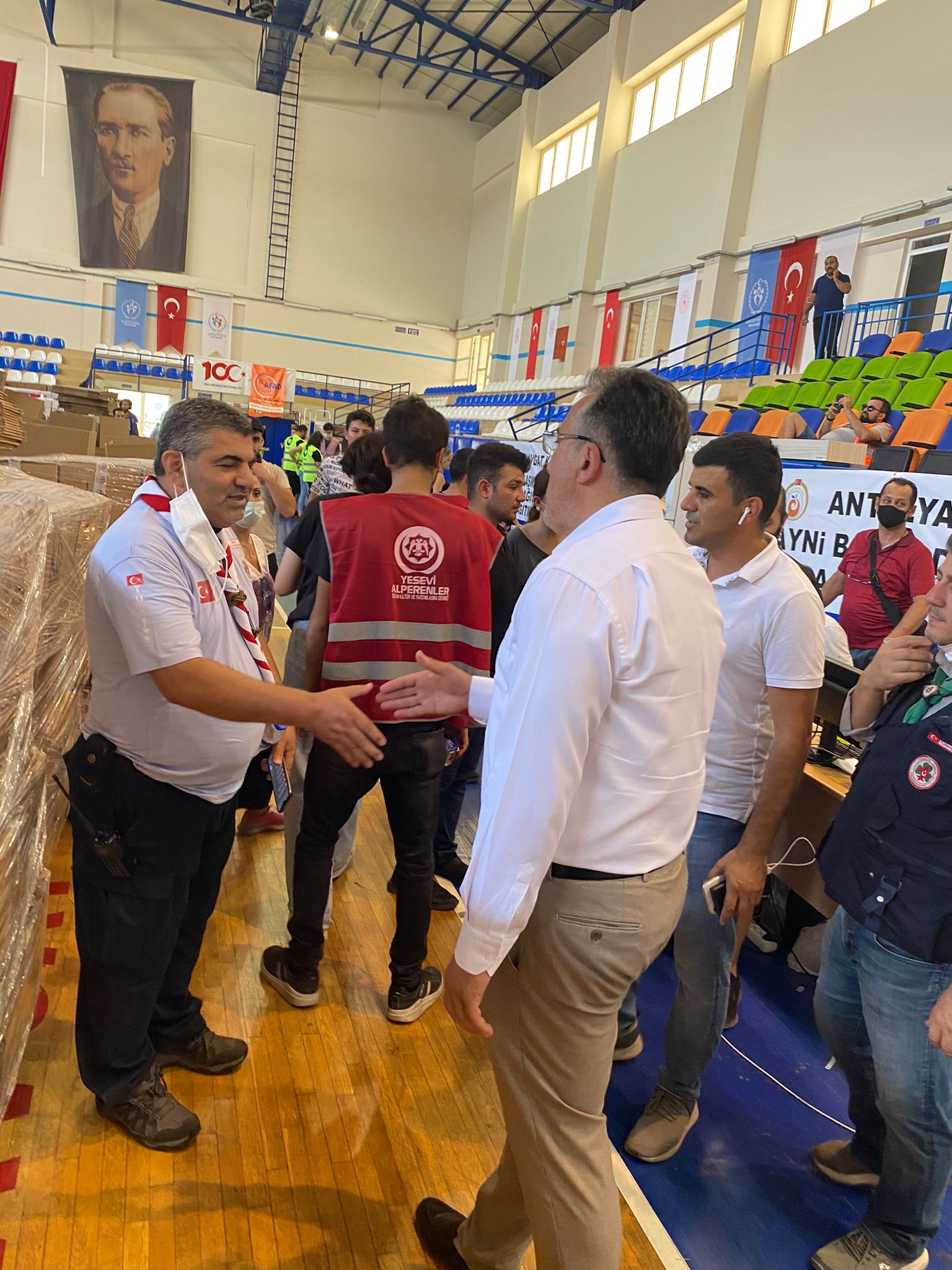 NEVŞEHİR’DE TOPLANAN GIDA VE İHTİYAÇ MALZEMELERİ MANAVGAT’A ULAŞTI