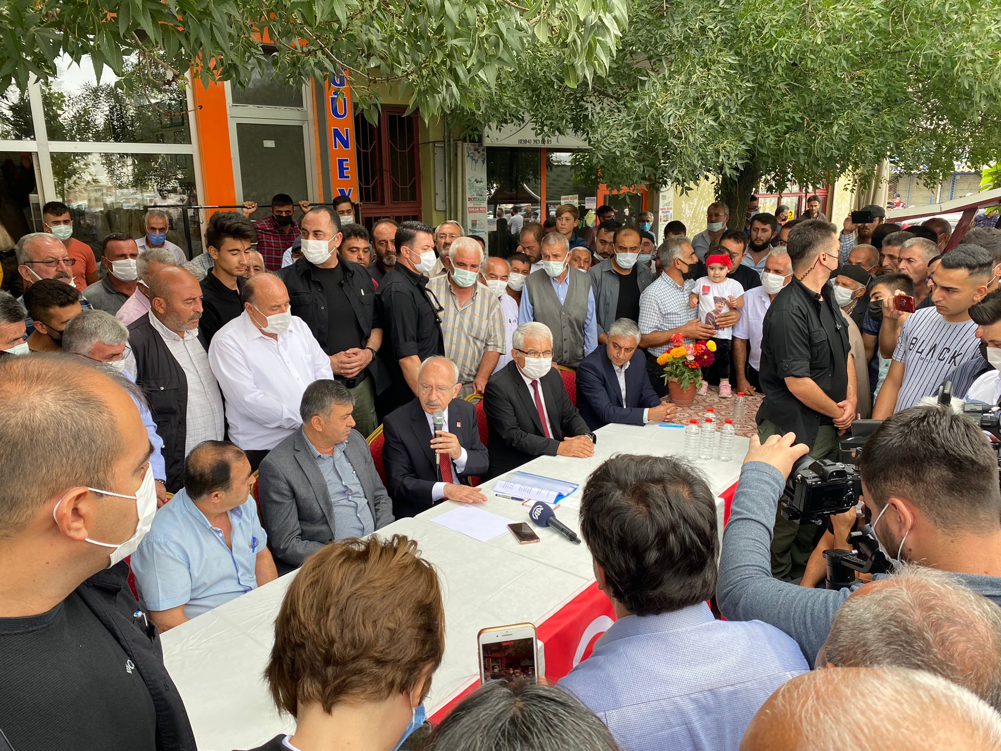 Kılıçdaroğlu Yazıhüyük’te çiftçilerle bir araya geldi