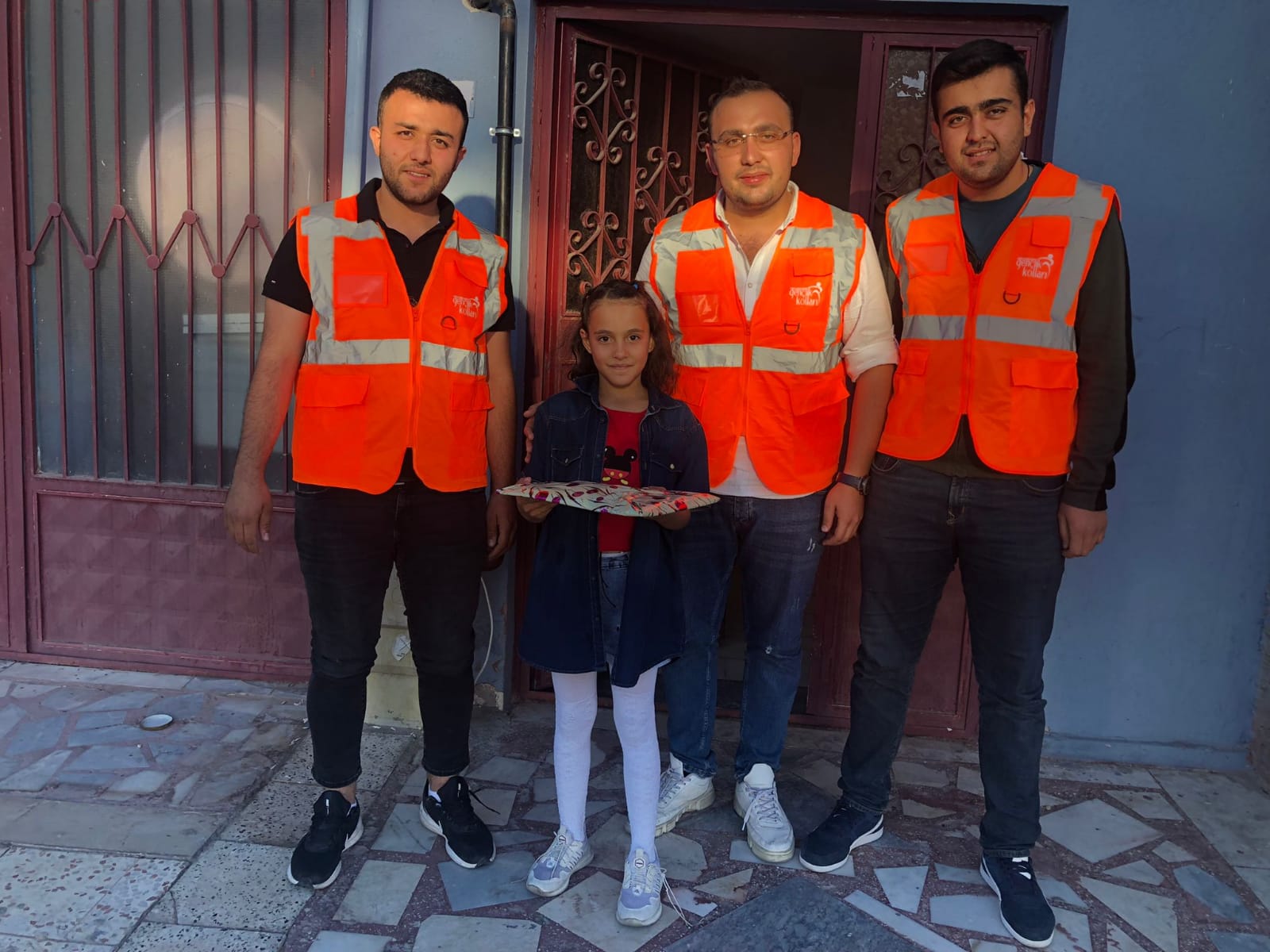AK gençlerden miniklere hediyeler