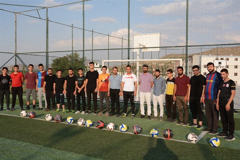 Özdemir hediyeleriyle birlikte gitti