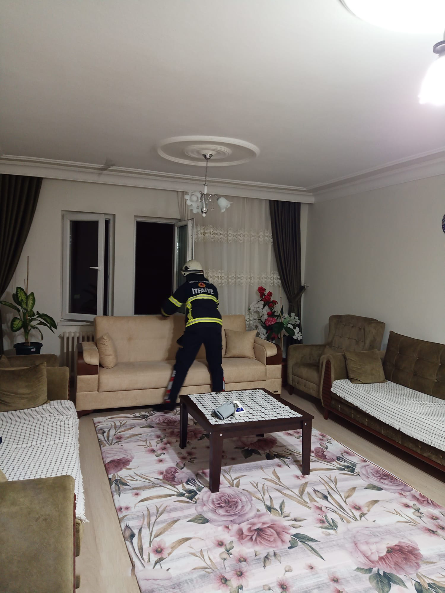 EVE GİREN YARASALARI İTFAİYE EKİPLERİ ÇIKARTTI