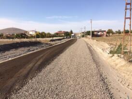 Kavşak ve refüjler çim ekimi için hazırlanıyor