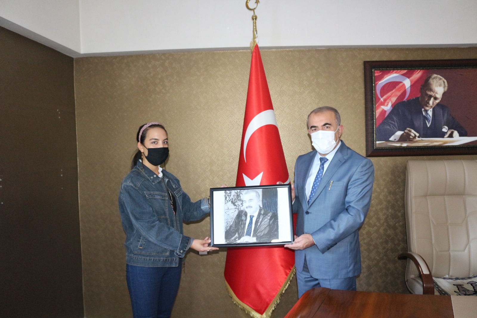 Ressam Kartal’dan bir eser de Demir’e hediye