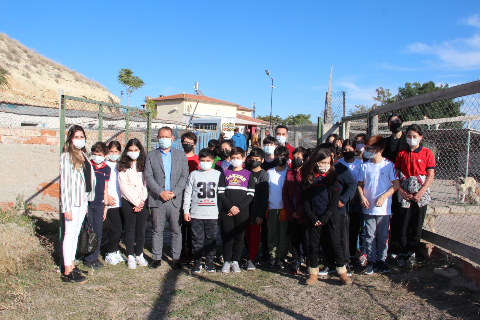 ÖĞRENCİLER HAYVAN BARINAĞINI ZİYARET ETTİ