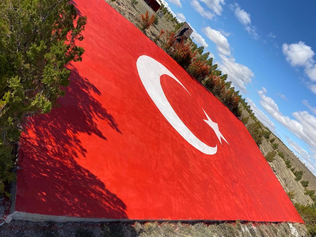 Türkiye’nin en büyük beton bayrağı boyandı