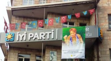 İYİ Partiye Akşener pankartı
