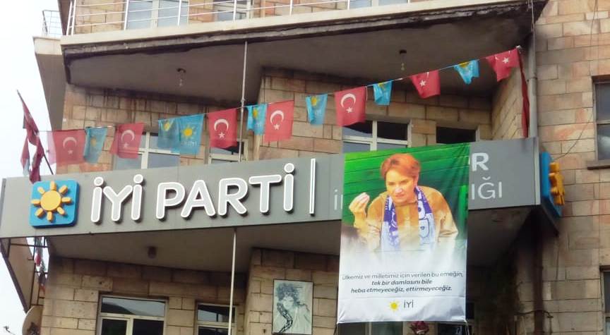 İYİ Partiye Akşener pankartı