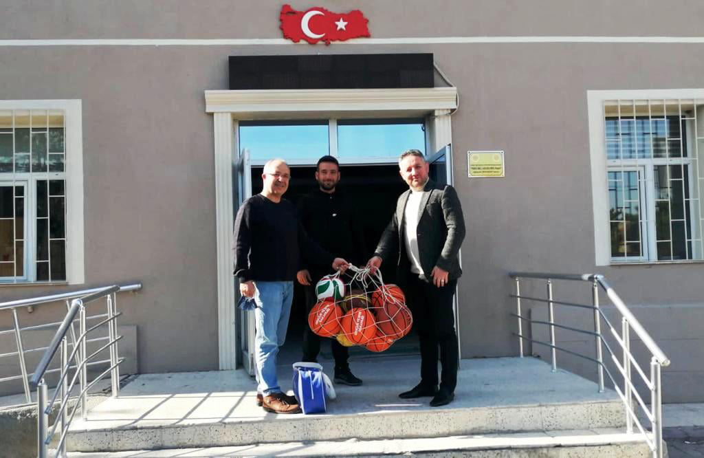 Ortahisar belediyesinden okullara spor malzemesi yardımı