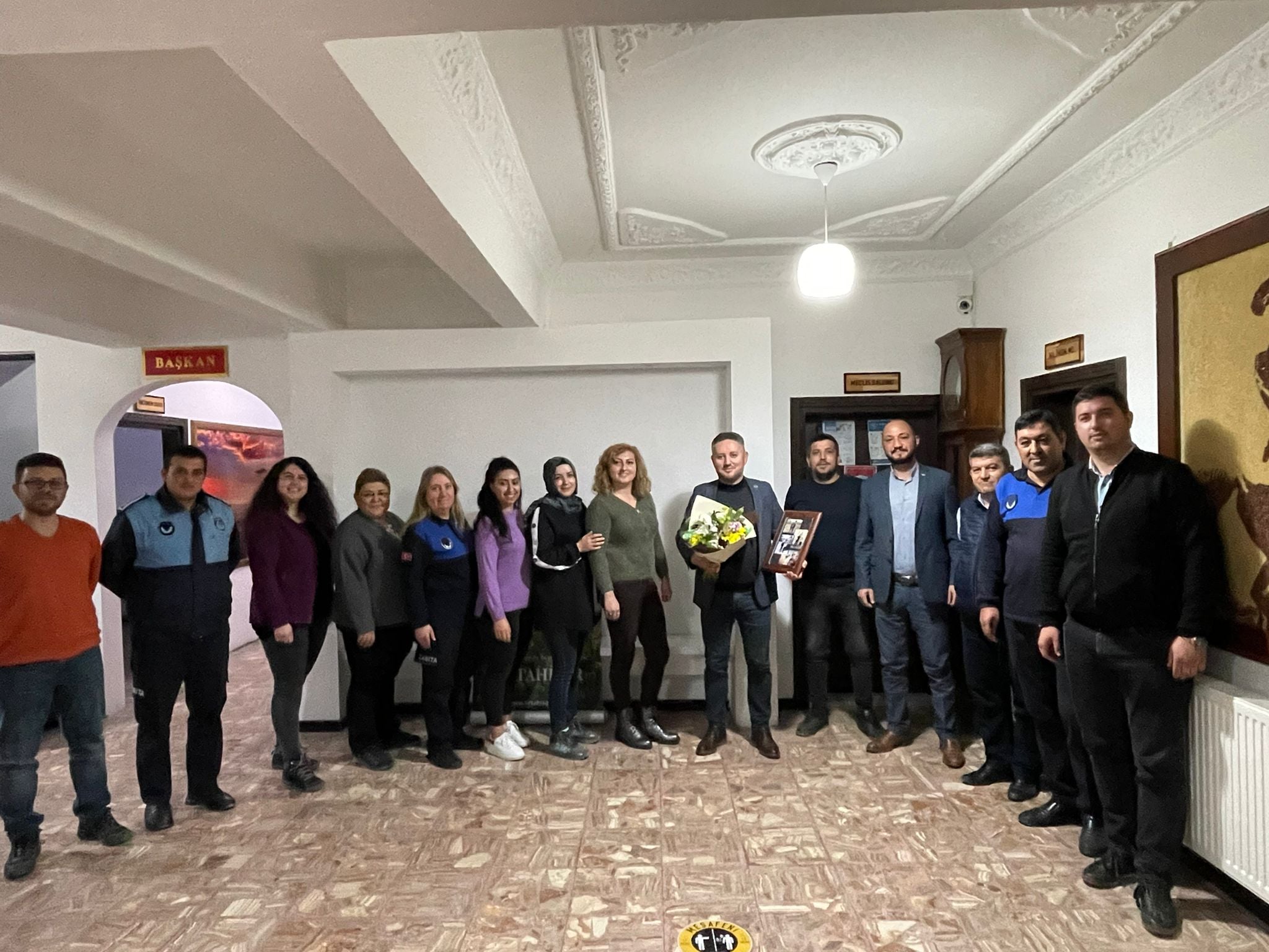 Belediye personelinden Başkan Ateş’e anlamlı hediye