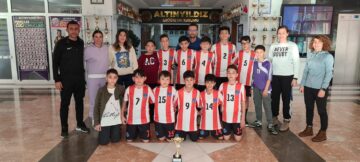 ALTINYILDIZLILAR FUTBOLDA KUPAYI KALDIRDI