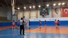 POTANIN ALTİNPERİLERİ GALİBİYETLE BAŞLADI Altınyıldız Koleji Fen ve Anadolu Lisesi sınavlarda, bilimde, sanatta, sporda ve her alanda başarılarına yenilerini ekliyor. Okul sporları Genç Kızlar Kategorisinde İl Şampiyonası bugün yapılan maçlarla başladı.Son 10 yılda 10 şampiyonluğu bulunan ALTINYILDIZ KOLEJİ FEN VE ANADOLU LİSESİ Basketbol Kız Takımı bu yılda şampiyonluk için ilk maçına 13 Aralık 2021 tarihinde Damat İbrahim Paşa Spor Salonunda oynadığı maçla start verdi. AltınyıldızKoleji: 87 – Avanos Anadolu Lisesi: 11 skorla maçı kazanan kızlarımız kutlar, başarılar dileriz.