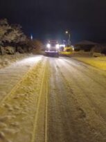 BELEDİYE EKİPLERİ GECE BOYUNCA TUZLAMA VE KAR TEMİZLİĞİ ÇALIŞMASI YAPTI