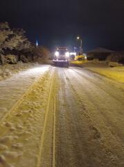 BELEDİYE EKİPLERİ GECE BOYUNCA TUZLAMA VE KAR TEMİZLİĞİ ÇALIŞMASI YAPTI