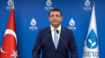 Üretimde rekabet için 10 kat daha hızlı iletişim Fabrikalarda otomasyon dünyasının temelini oluşturan endüstriyel haberleşme protokolleri, cihazların iletişimini sağlayarak sadece cihazları birbirine bağlamakla kalmıyor, üretim hatlarında giderek artan esneklik ve uzaktan kontrol ihtiyacı için gerekli alt yapıyı da sağlıyor. Özellikle üretim çarkının kilit dişlisi olan verimliliği ve güvenliği inşa eden inovatif protokoller, uçtan uca dijital sinyal doğruluğunu ve bütünlüğünü iyileştirerek fabrikaları akıllı üretim merkezlerine dönüştürüyor. Dünyanın gelişmiş endüstriyel haberleşme protokollerinden CC-Link IE TSN, sahadaki üretim ekipmanlarının bağlantılarını konvansiyonel yöntemlere göre çok daha hızlı bir şekilde sağlayarak firmaların rekabet gücünü artırarak bir adım öne geçmelerini sağlıyor. CC-Link teknolojisinin dünyadaki tüm endüstriyel katmanlara yayılmasını hedefleyen Japonya merkezli CLPA (CC-Link Partner Association), gelişmiş protokolü sayesinde maliyetleri optimize ederek üretimde rekabet gücünün artırılmasında belirleyici bir rol üstleniyor. Pazar payını ve kârı yükseltmenin en etkili yolunun rekabet avantajı kazanmaktan geçtiği yeni endüstri çağında, fabrika içindeki iletişimin hızı büyük önem taşıyor. Kontrol ve üretim verilerini yüksek hızda ileterek kesintisiz haberleşme sağlayan CC-Link teknolojisinin rekabette kaldıraç görevi görerek üretimde esneklik ve kalite argümanlarını karşılamada etkili olduğunu ifade eden CLPA Türkiye Müdürü Tolga Bizel, CC-Link endüstriyel haberleşme teknolojisinin üretim kabiliyetini bir üst noktaya taşıdığını söyledi. CLPA imzası taşıyan ve Zaman Duyarlı Ağ teknolojisinden yararlanan dünyanın ilk endüstriyel açık ağı olan CC-Link IE TSN’nin tüm hedef kitleleri için benzersiz bir katma değer sağladığını da vurgulayan Tolga Bizel, bu protokolün Sanayi 4.0’a uyumlu fabrikaların en güçlü alt yapılarından biri olacağının altını çizdi. Üretim kabiliyeti geliştirilerek küresel pazarlarda rekabet edilebilir Dünya genelinde üretimde artan küreselleşme eğilimi ve rekabet yapısı için en önemli itici gücün birbiriyle son derece hızlı haberleşebilen cihazlar olduğuna dikkat çeken Tolga Bizel; “Bugünün dünyasında üretim sadece ham madde ve insan gücü ile yürütülen bir iş kolu olmaktan çıktı. Artık karanlık fabrikalarda cihazlar arasındaki iletişimden elde edilen verilerin yönetilmesi ve kişiselleşen ihtiyaçlara cevap veren dijital üretim bantlarının esnek yetenekleri söz konusu. Bu konjonktürü sağlayan temel argümanınsa endüstriyel haberleşme protokolleri olduğunu söyleyebiliriz. Dünyanın değişen dinamikleri karşısında rekabet koşulları çok daha çetin geçiyor, firmaların üretim tesislerinde hızlı ve kaliteli haberleşme sistemlerini kurmalarının önemi ise çok daha net anlaşılıyor. Firmaların maliyetlerini optimize ederek ham hammaddelerini en efektif şekilde yönetmelerini sağlamak üzerine kurgulanan CC-Link IE TSN, üretimde kaliteyi standardize ederek ayakta kalmayı ve hatta global çapta rekabette öne geçmeyi sağlıyor” şeklinde konuştu. Esnek üretim modeli ile Sanayi 4.0’a hazır fabrikalar inşa ediyor Yeni endüstri çağında maliyet, kalite ve pazara tepki verebilme gibi rekabet parametrelerinin firmalar açısından kritik olduğuna değinen Tolga Bizel; “Bir firma, küresel rekabette başarılı olmak istiyorsa pazar yapısı ve müşteri profilindeki değişikliklere cevap verebilecek esneklikte olmalı. Üretim mekanizmasının temelinde yer alan cihazların çevik ve hızlı olabilmesi CC-Link IE TSN ile çok daha kolaylaşıyor. Gıda, ilaç, beyaz eşya, otomotiv ve bina otomasyonu gibi endüstrinin farklı kollarında makine ve proses kontrolü için nominal çözümler sunan bu teknoloji; üretim zincirinin çok daha çevik koşullar altında yapılmasını sağlıyor. Çok boyutlu bir üretim fonksiyonu olan esneklik için gerekli koşulları sağlayan CC-Link, firmaların performansından taviz vermeden değişen şartlara uyarlanma becerisini de artırıyor. Müşteri tercih ve ihtiyaçlarına daha hızlı cevap veren özelleştirilmiş ve yerelleşen üretim; daha az hata, daha az kaynak kullanımı ve daha yüksek kalite ile verimli imalat ve yeniliklere hızla adapte olunabilen bir yapı oluşturuyor” dedi. Üretim hattındaki kayıp zaman ve kaynakları optimize ediyor Haberleşme süresinin hayati olduğu fabrikalarda, makineler arasındaki haberleşme süresini milisaniyelere düşüren CC-Link teknolojisi sayesinde firmaların pazardan büyük pay alabilmesinin hedeflendiğini söyleyen Tolga Bizel; “CC-Link IE TSN, saniyede 100 megabit ile haberleşebilen endüstriyel haberleşme sistemlerinden tam 10 kata kadar daha hızlı sonuç sunuyor. Yüksek hızlı ve büyük hacimli iletişim kabiliyeti, üretimde kayda değer artış sağlarken üretim hattının durmasından kaynaklanan maliyetlerden kaçınılmasını da mümkün kılıyor. Sürücü kontrol performansını en üst düzeye çıkaran bu teknoloji, doğrudan üretim süresini kısaltarak firmalara aynı sürede daha fazla üretim yapma imkânı veriyor. Kesintisiz çalışarak fabrikaların üretim süreçlerini maksimize eden bu haberleşme protokolü, yeni endüstri çağında sürdürülebilir kalkınma için gerekli alt yapıyı sağlıyor” sözleriyle CC-Link IE TSN’nin rekabet üstünlüğü sağlamadaki rolünü anlattı. CLPA (CC-Link Partner Association) Hakkında CLPA (CC-Link Partner Association), CC-Link’in kapsamlı kullanımının desteklenmesi amacıyla 2000 yılında kurulmuş bir açık ağ destekleme kuruluşudur. CLPA’nın temel teknolojisi olan CC-Link IE, otomasyon alanında dünyanın ilk ve tek açık gigabit etherneti olarak, rakipsiz bant genişliği sayesinde Sanayi 4.0 uygulamaları için ideal bir çözüm sunuyor. CLPA’nın temel faaliyet alanları arasında; CC-Link IE ve CC-Link teknik spesifikasyonlarının oluşturulması ve uyum testlerinin gerçekleştirilmesi, CC-Link kullanılan cihaz ve ekipmanlar için geliştirme desteği, cihaz seçimi için kullanıcı desteği ve CC-Link’in daha geniş kapsamlı bir şekilde benimsenmesine yönelik tanıtım çalışmaları yer alıyor. Kurulduğunda 163 kurumsal üyesi olan CLPA, 3 bin 900’ü aşkın üye şirkete ve 300’ü aşkın üreticiden 1.900’ü aşkın uyumlu ürüne sahip. Tüm dünyada ise hâlihazırda 30 milyonu aşkın cihaz CLPA teknolojisini kullanıyor. Asya’nın önde gelen açık endüstriyel otomasyon ağı teknolojisi CC-Link, Avrupa ile Kuzey ve Güney Amerika’da da giderek popülerlik kazanıyor.
