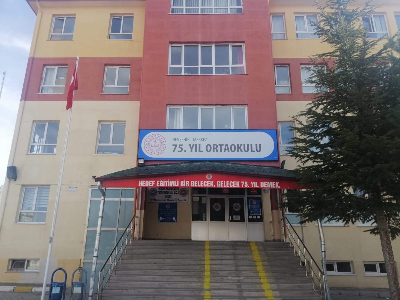 Öğrenciler TRT Radyo 1 mikrofonlarından sesleniyor