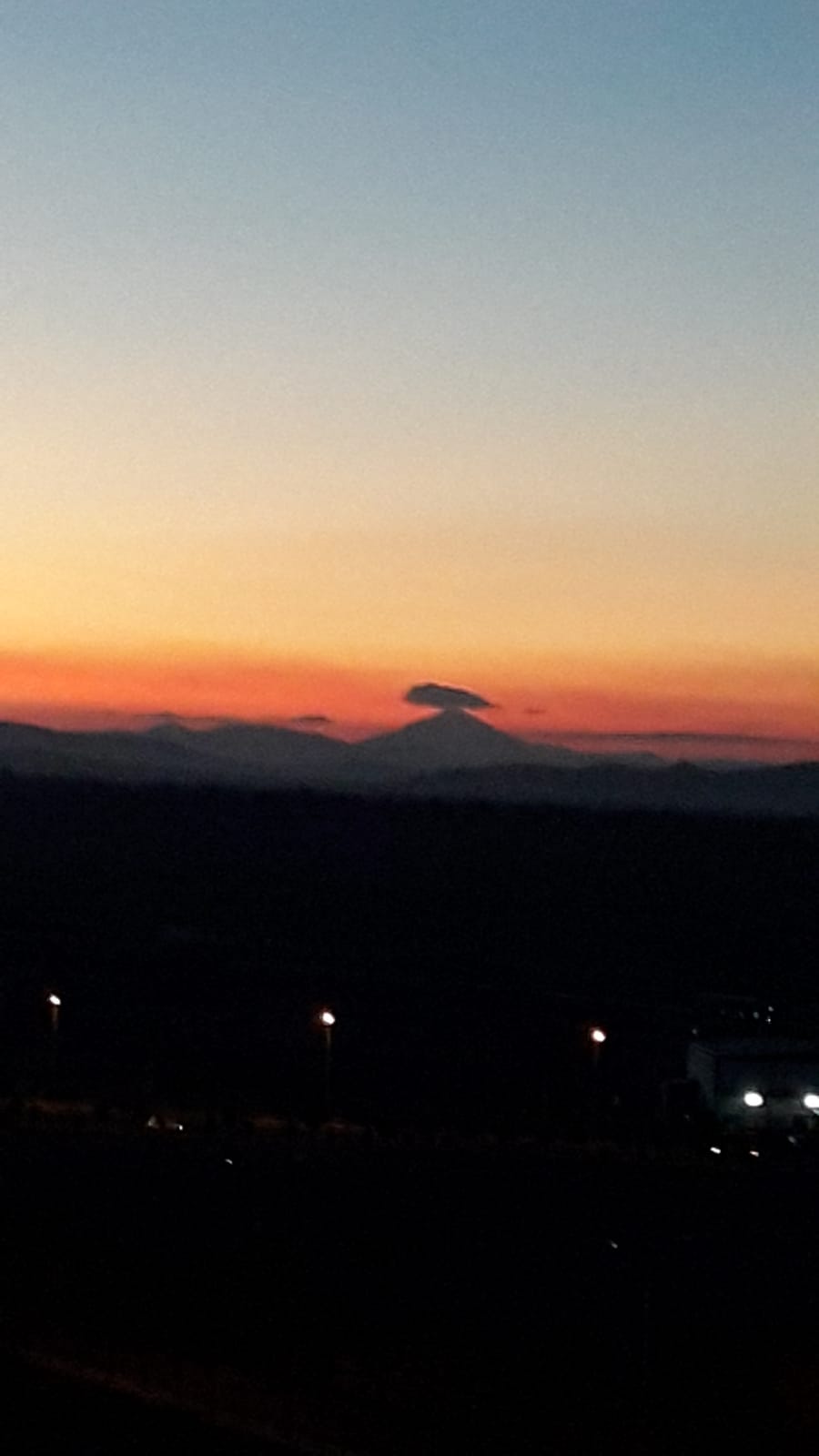 Gökyüzünde peri bacası dağ ve bulutunun görsel şovu