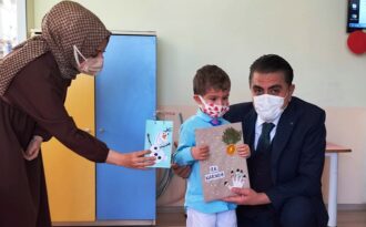 Başkan Çiftçi sabah karne dağıttı, öğlen Karacaşar’daydı