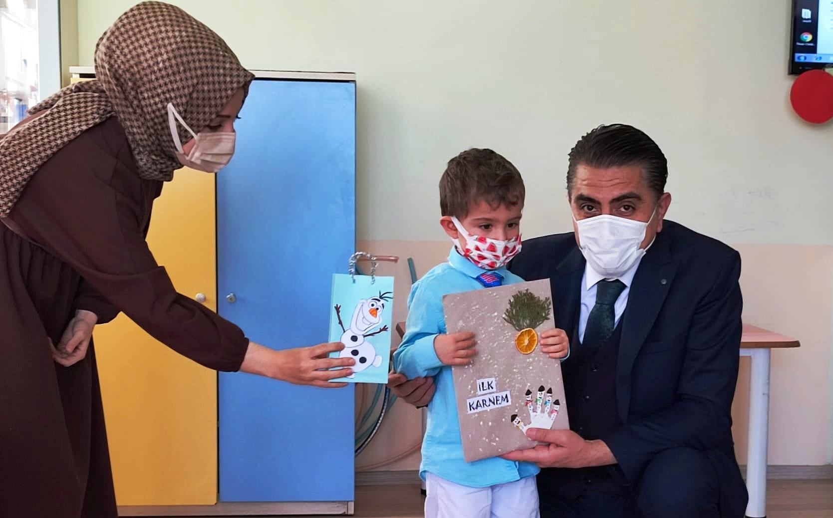 Başkan Çiftçi sabah karne dağıttı, öğlen Karacaşar’daydı