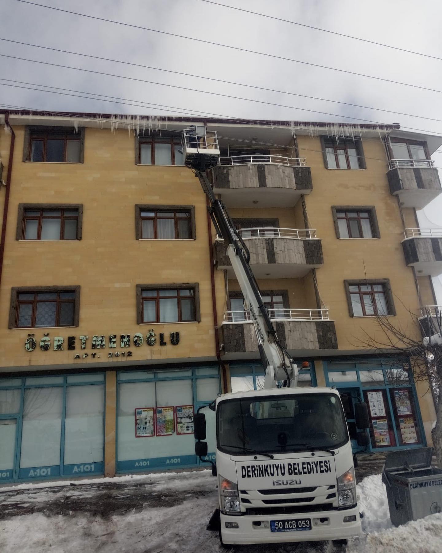 Derinkuyu’da buz sarkıtları temizleniyor