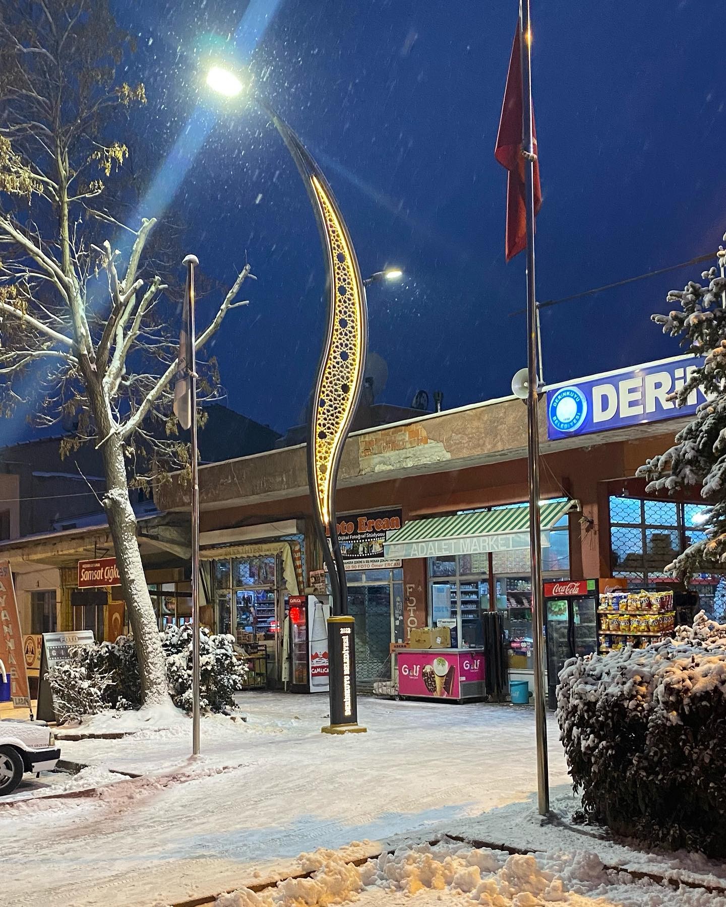 Derinkuyu’da dekoratif aydınlatma direği montajı yapıldı