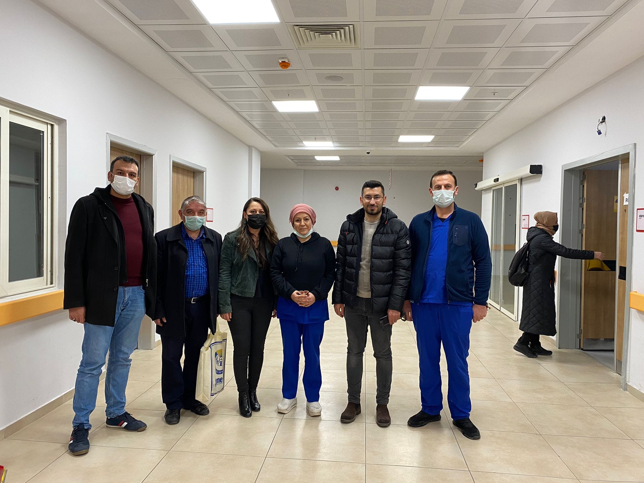 Mutlu yılın ilk saatlerinde sağlık çalışanlarının yanındaydı