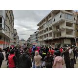 İzmir Bayraklı’da semt sakinleri elektrik faturalarına gelen yüksek zamlara karşı eylem yaptı.