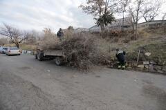 SANAYİ BÖLGESİNDEKİ YEŞİL ALANLARDA BAKIM VE TEMİZLİK ÇALIŞMALARI BAŞLADI