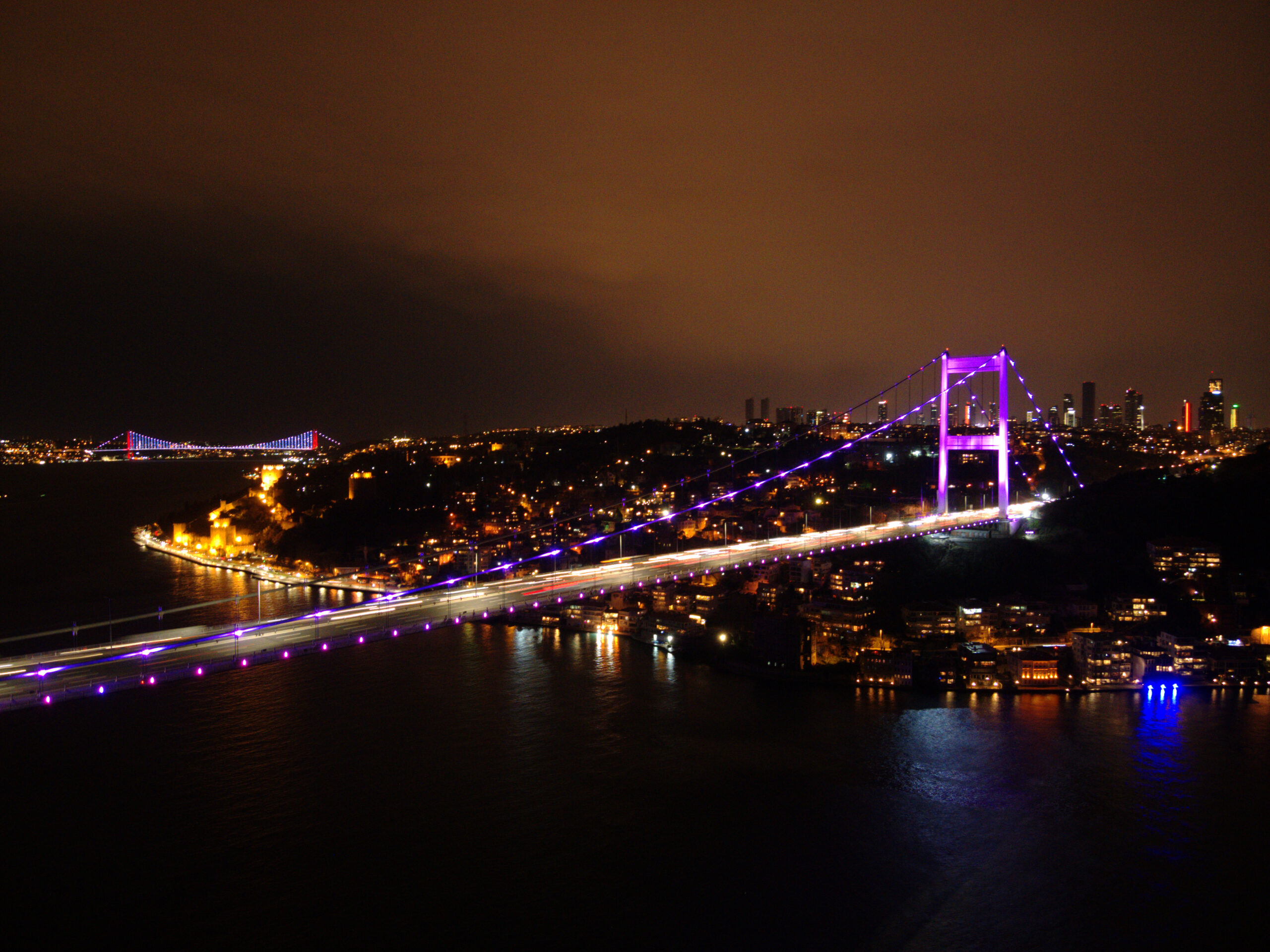 İSTANBUL’DA KÖPRÜLER EPİLEPSİ İÇİN MOR RENKLE IŞIKLANDIRILDI