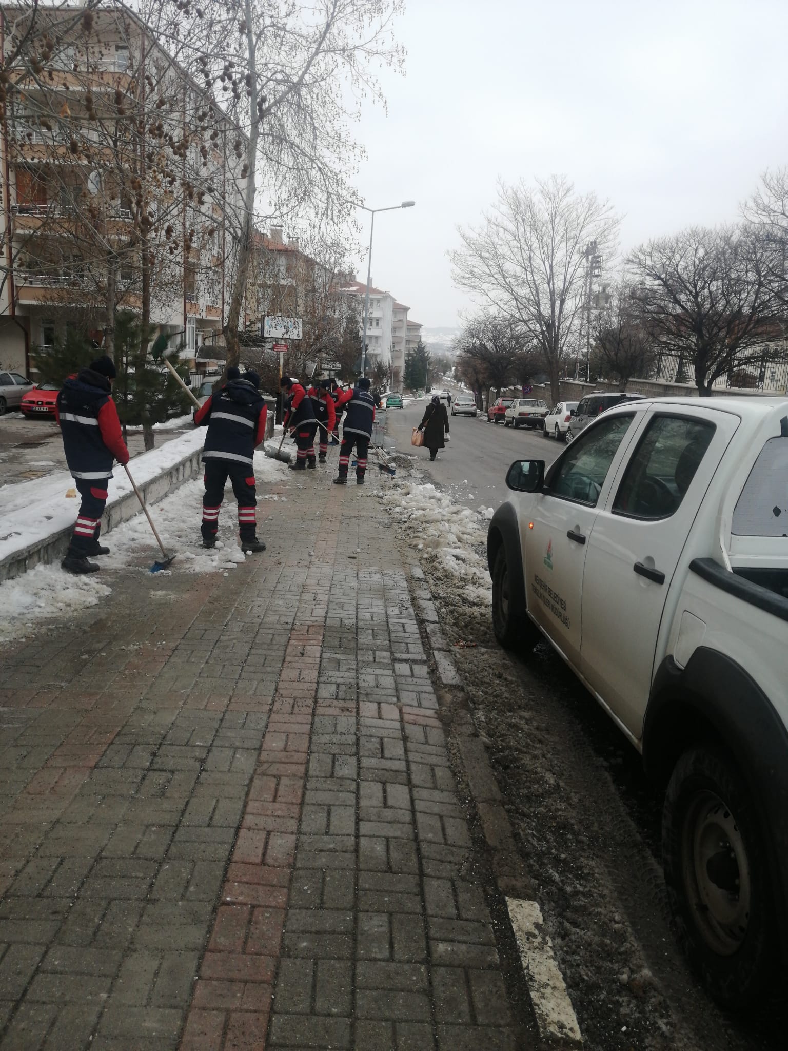Belediye ekiplerinin kar – buz mücadelesi sürüyor