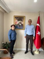 Sanatçılar eserlerini belediyeye bağışladılar