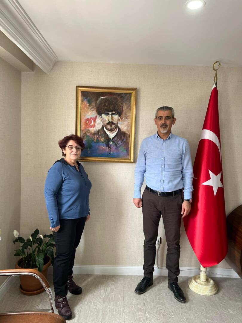 Sanatçılar eserlerini belediyeye bağışladılar