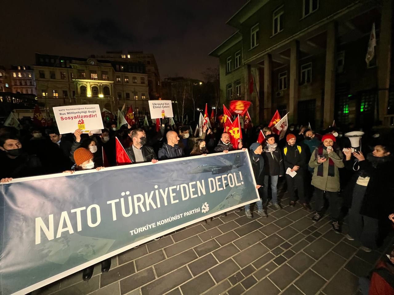 Türkiye Komünist Partisi’nin çağrısıyla Taksim Tünel Meydanı’nda bir araya gelen yurttaşlar emperyalizmi ve NATO’yu protesto etti.