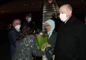 (BRÜKSEL) Cumhurbaşkanı Erdoğan ve eşi, NATO daimi temsilcisi tarafından Brüksel Havaalanında karşılandı